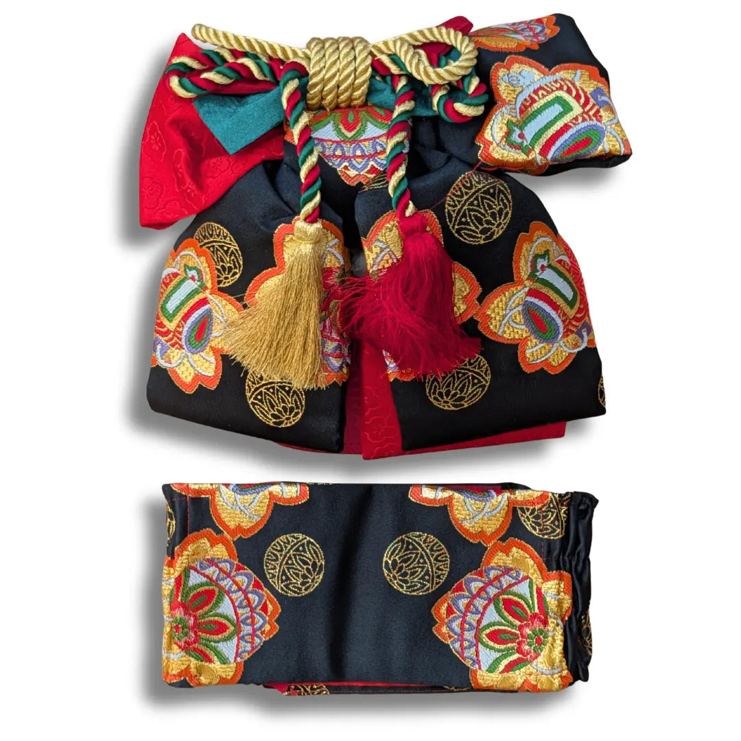 Set Vintage Musubi Obi Schleife in Schwarz mit Temari Bällen und Kirschblüten.