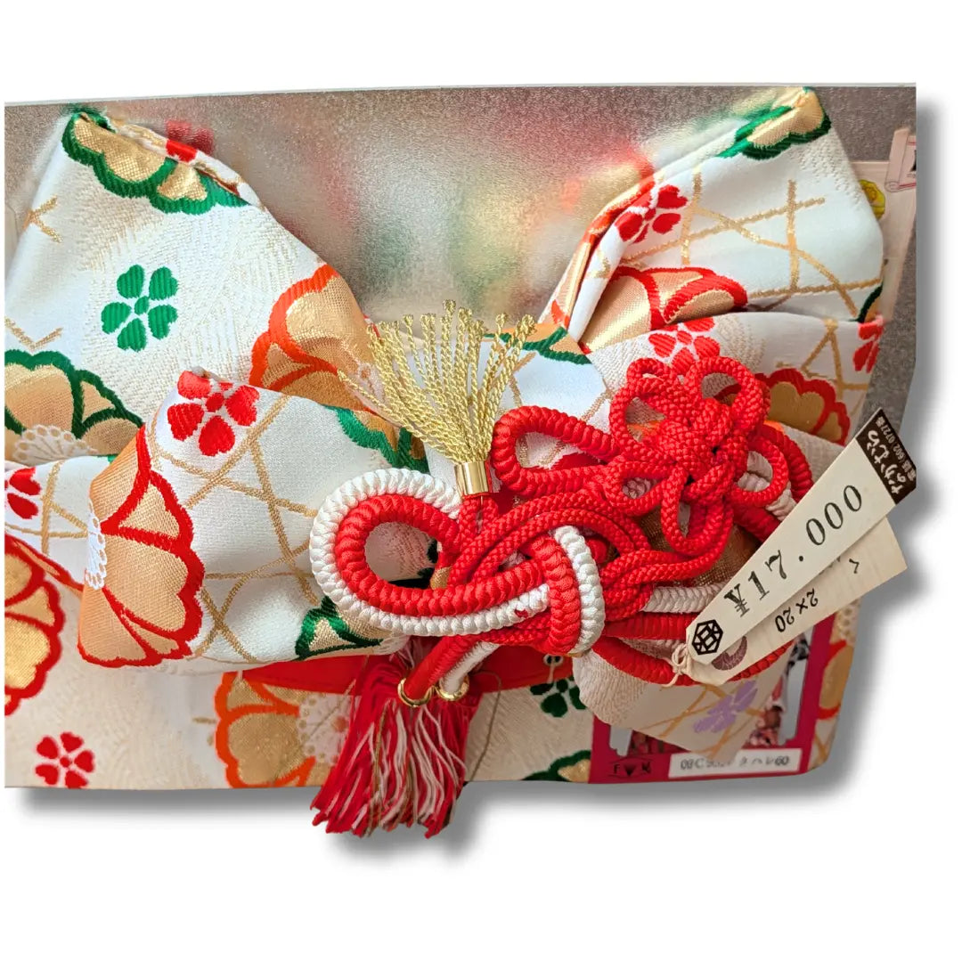 Yen Vintage Musubi Obi Schleife in Weiß mit roten Kordeln und traditionellen Blumenmustern.
