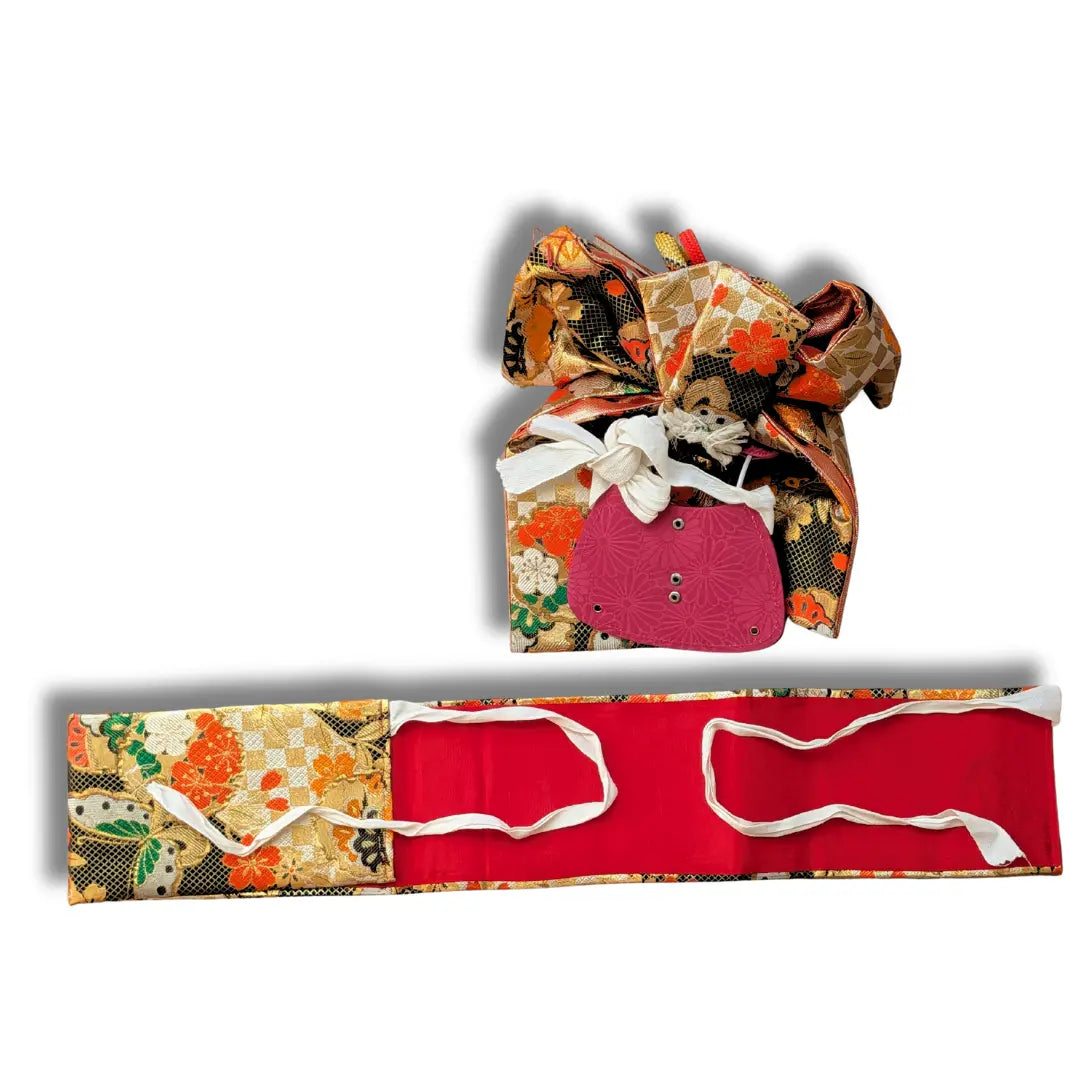 Rückseite Vintage Musubi Obi Schleife mit Schmetterlings-Motiven und goldenen Sakura Mustern.