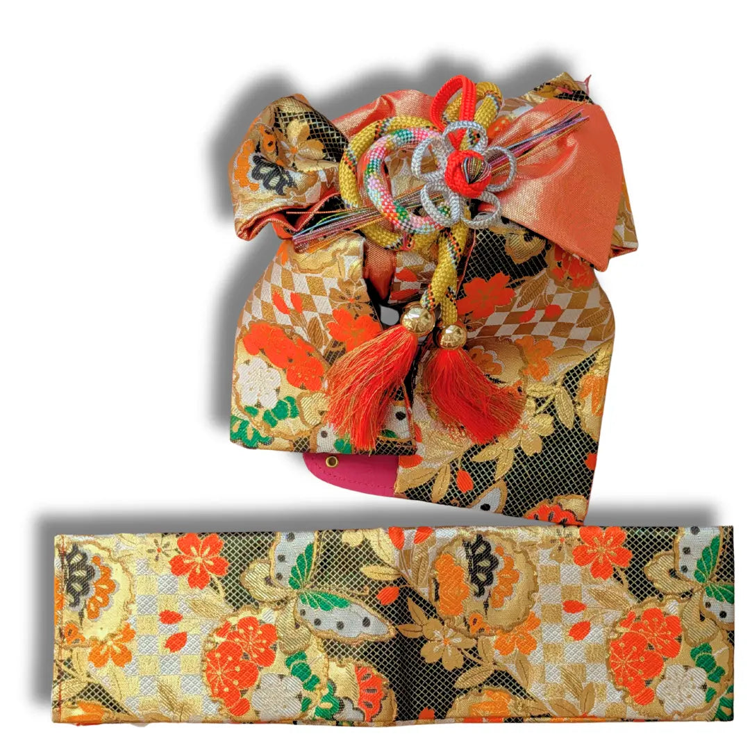 Set Vintage Musubi Obi Schleife mit Schmetterlings-Motiven und goldenen Sakura Mustern.