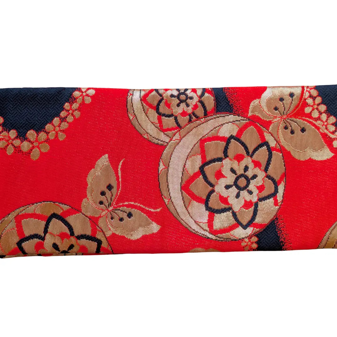 Detail Vintage Musubi Obi Schleife mit roten Temari Bällen und dekorativen Quasten.