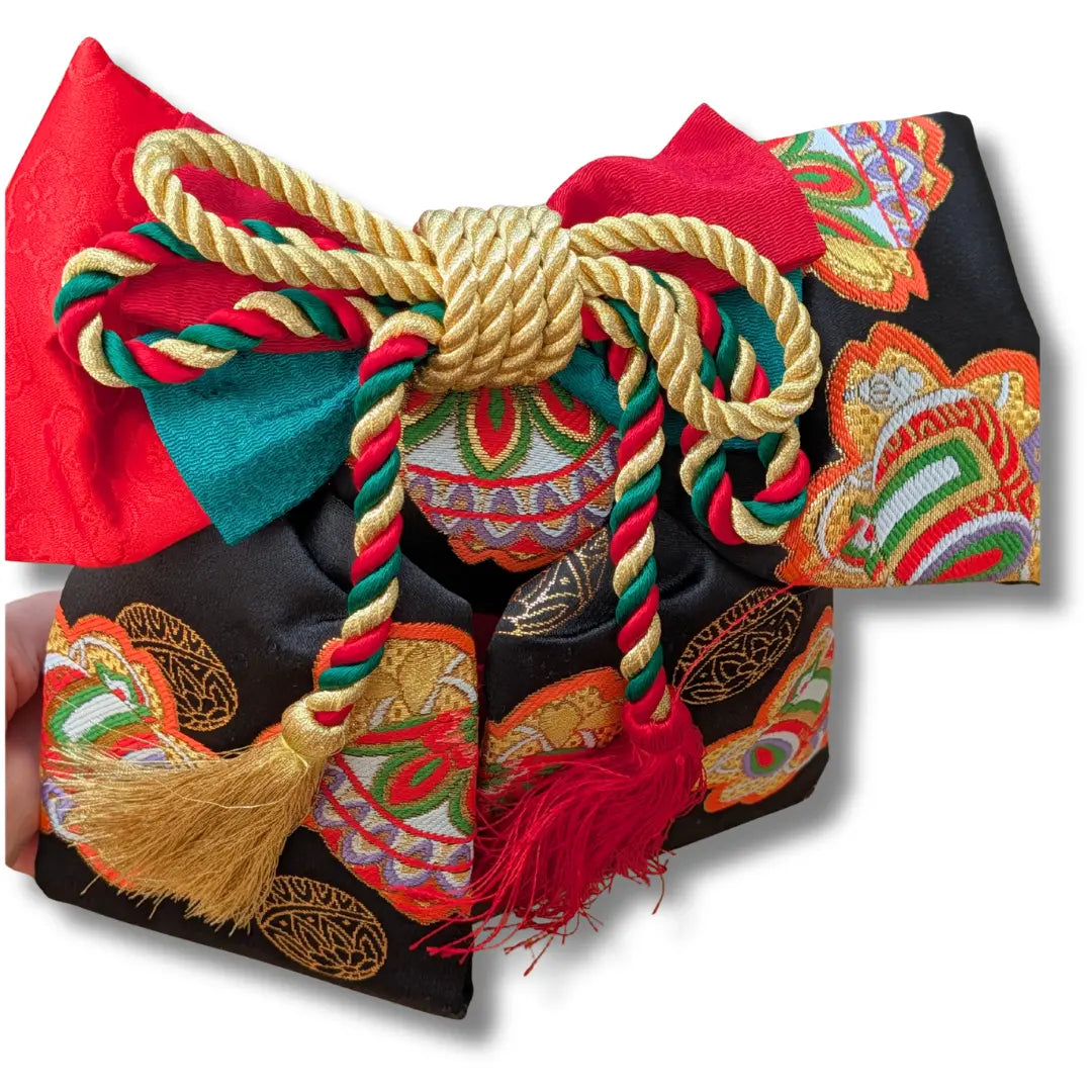 Quasten Vintage Musubi Obi Schleife in Schwarz mit Temari Bällen und Kirschblüten.