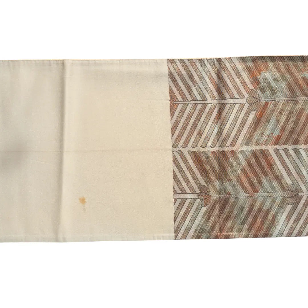 Vintage Hiraki Shitate Nagoya Obi mit kleinem Fleck auf der nicht sichtbaren Innenseite.