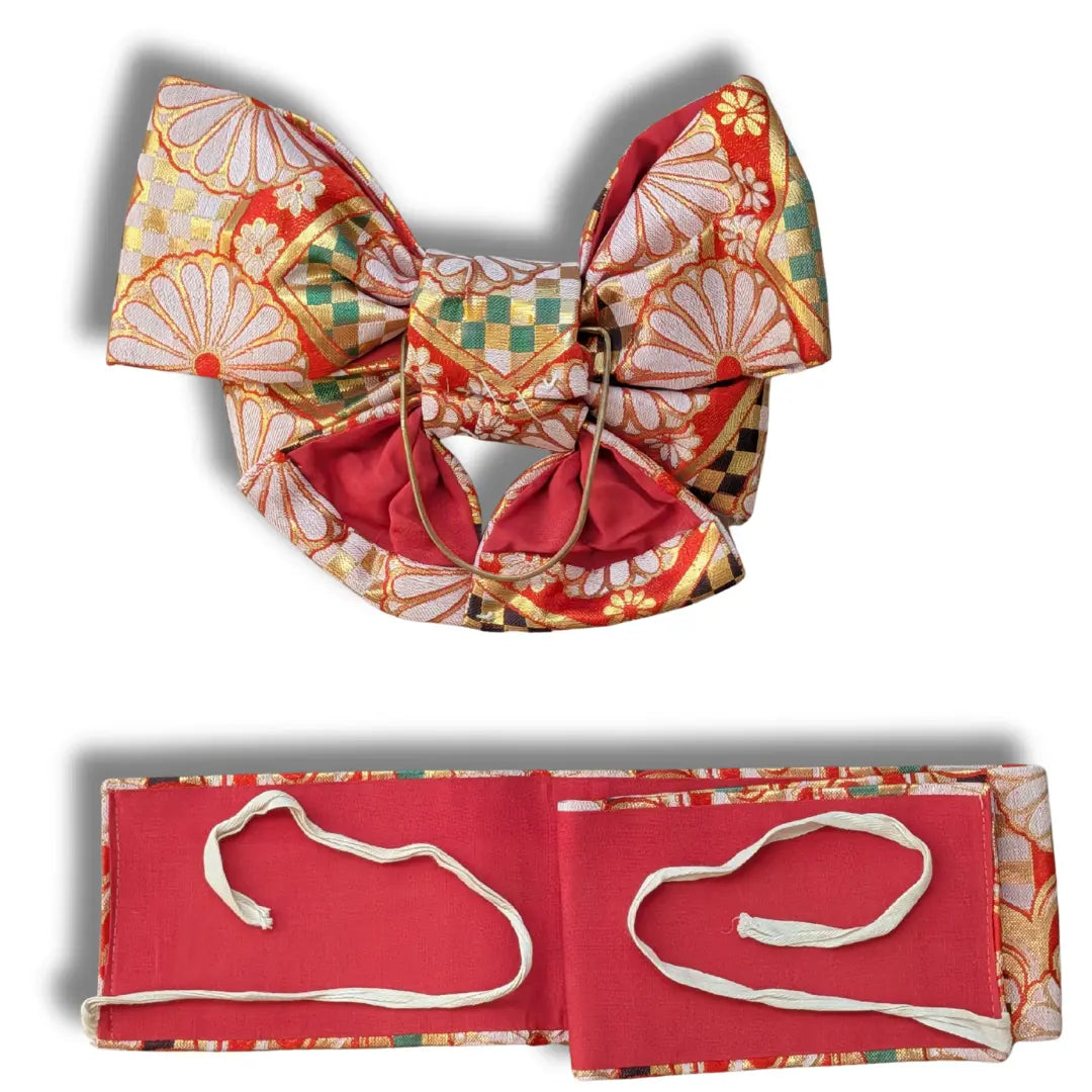 Rückseite Vintage Musubi Obi mit weißen Chrysanthemen und Schachbrettmuster.