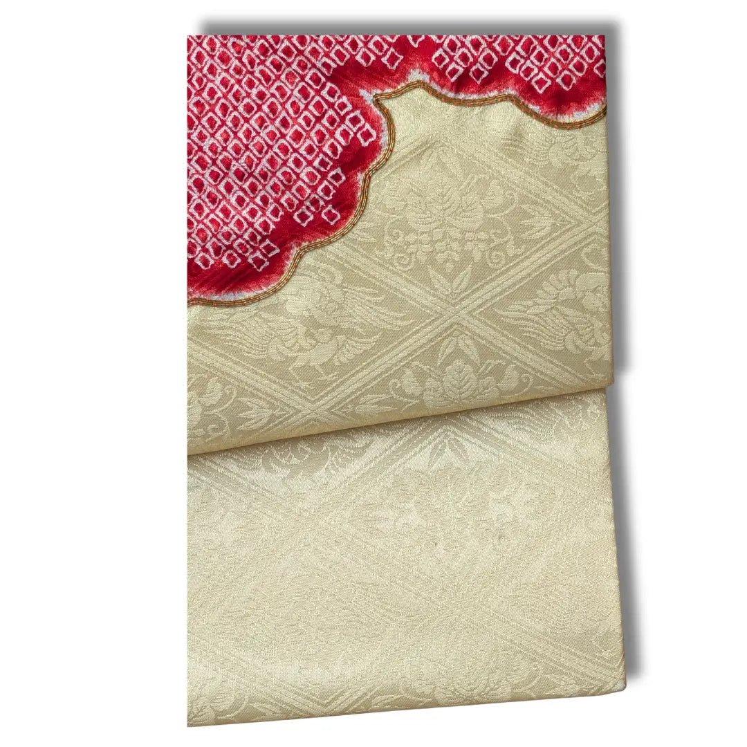 Detailansicht des Vintage Taiko Obi in Blassgelb mit rotem Shibori-Muster und eingewebtem japanischem Muster