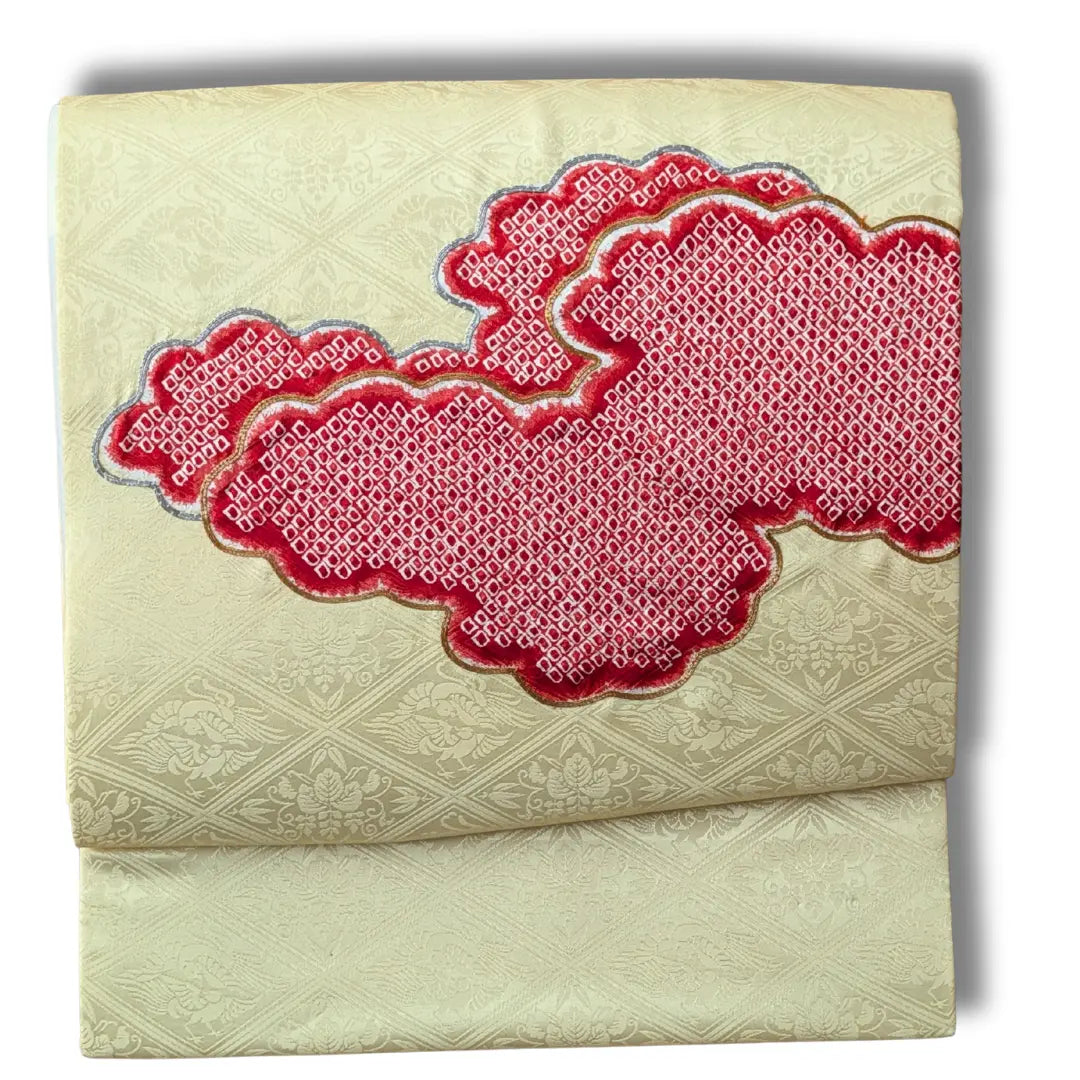 Vintage Taiko Musubi Obi Set in blassem Gelb mit großem roten Shibori-Muster auf dem vorgeformten Taiko