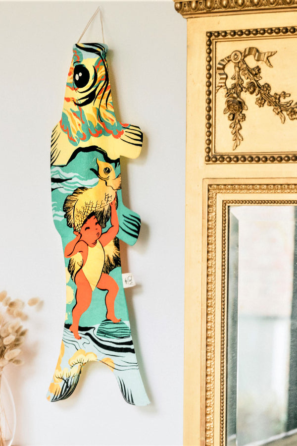 Koinobori Kintaro Größe S hängt an der Wand #farbe_Kintarō