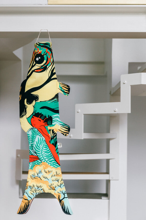 Koinobori Größe M Kintarō vor einer Treppe #farbe_Kintarō