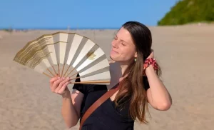 Anna mit Sensu Fächer aus Japan am Strand