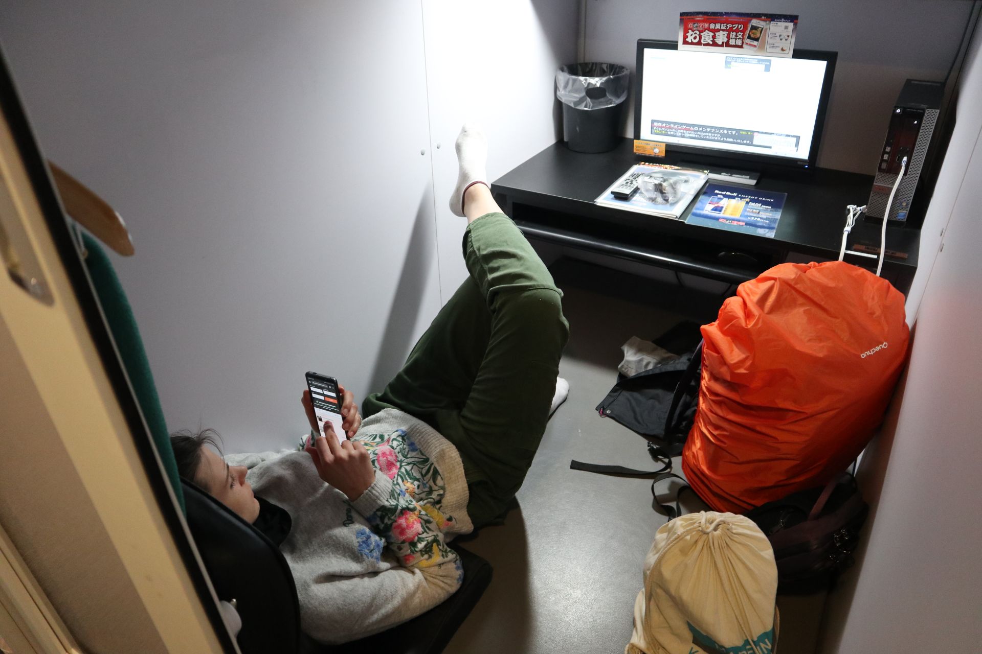 Anna im Internetcafé in Japan