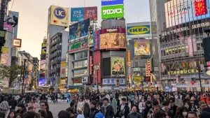 Shibuya Kreuzung bei Dämmerung